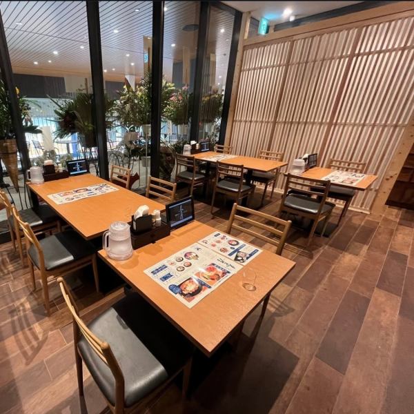 本店位於最中二樓，設有新建的玻璃窗。明亮的光線從店內的大窗戶照射進來，給人一種溫暖的感覺。我們還設有私人日式房間，配有舒適輕鬆的餐桌座位，因此請隨時與我們聯繫，我們不僅可以為您提供午餐，還可以為您提供晚餐或居酒屋服務！