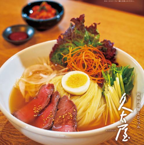 盛りだくさんの野菜とローストビーフをトッピング！食べ応え抜群の【濃香テールスープ冷麺(辛味別/酢付)】