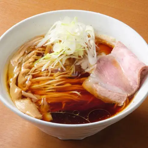 旨み溢れる丸鶏スープと、しっとり仕上げの絶品チャーシュー!【丸鶏中華そば(醤油/塩)】