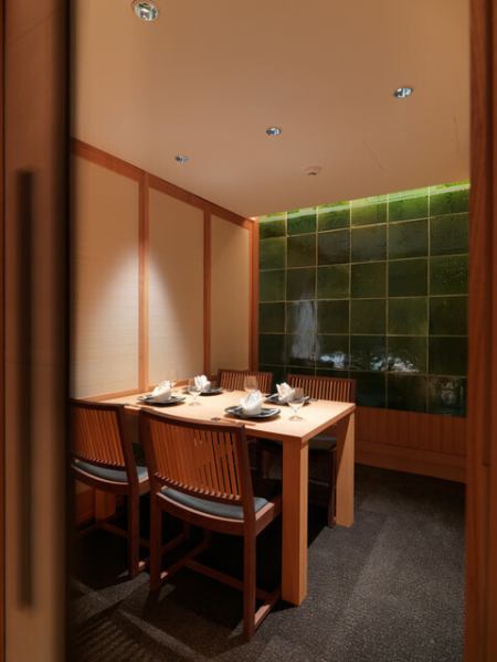 4名様用の個室を全5部屋ご用意しております。落ち着いた空間で料理やお酒を愉しむことができ、ご両家の顔合わせなど大切な日のご利用に最適です。