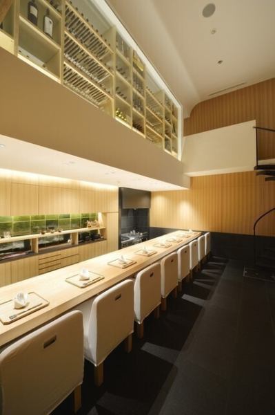 店内は天然無垢の木材を使用した温もりのある落ち着いた空間です。檜の一枚板のカウンターは全8席完備しており、じっくりと食事をご堪能いただけます。