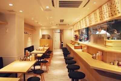 店内はきれいで明るい雰囲気！広々とした空間で、ゆっくりと食事をお楽しみいただけます。テーブル席は2名様からご利用可能。会社帰りの飲み会などにも最適です！ご友人同士のお集りにもお勧め◎カウンター席のご用意もあるのでお一人様でも美味しいお食事とお酒を気軽にお楽しみいただけます！