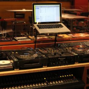 ■提供 DJ 台（CDJ 和混頻器）■