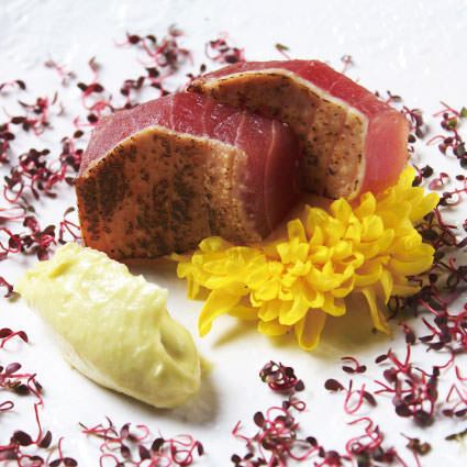 ・魚・　本鮪のステーキ～白い山葵と２種類のお花～