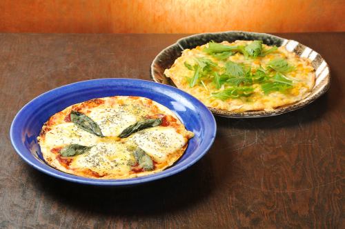 モッツァレラとバジルのピザ/トロサーモンと水菜のホワイトソースピザ