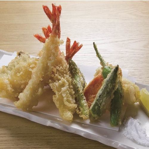 我們提供與蕎麥麵搭配很美味的日式料理。