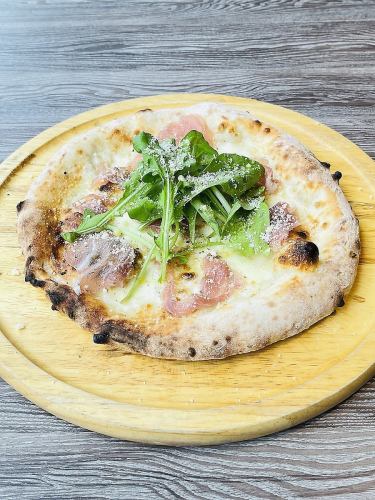 Raw ham and arugula pizza