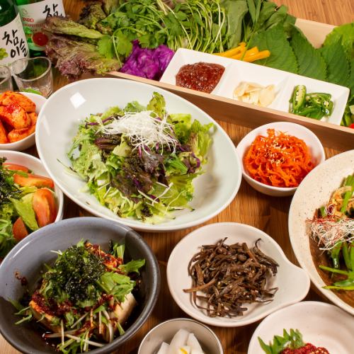 A full menu of vegetables such as salads and kimchi ☆