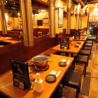 [Charcoal-grilled meat Tenryu] The stylish interior of the restaurant.The warmth of the wood grain creates a cozy atmosphere ♪ The air conditioning that does not easily smell is also nice consideration ☆ Please relax in the cozy "Tenryu".An open space where you can easily "grill meat" by "chartering"! Please use it for various banquets such as student launches, company banquets, and alumni associations.