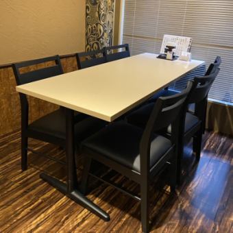 [餐桌椅]我們有可供2至15人使用的餐桌椅。推薦中小宴會使用的小房間♪可供2人使用，非常適合與朋友約會和用餐☆