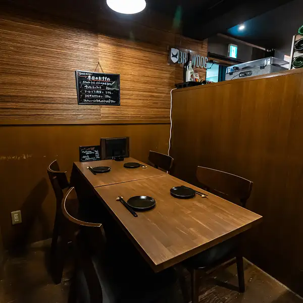 【半個室席】半個室は、少人数での飲み会や女子会にも人気のお席。4名様・8名様・16名様など、ご利用シーンや人数に応じて柔軟にご案内可能。また、乾杯用クラフトビールのビッグボトルプレゼントクーポンのご利用で、特別感のあるひとときを演出。お祝い事や記念日にも最適です。