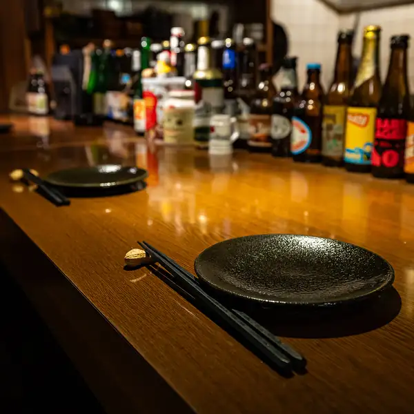 【カウンター席】卓上に並ぶクラフトビールを眺めながら、「次はどれにしよう」と選ぶ時間も楽しめる特等席。スタッフとの距離も近く、ビール好きにはたまらない臨場感。肩肘張らずに楽しめるので、デートやお一人様の軽い一杯にもおすすめです。