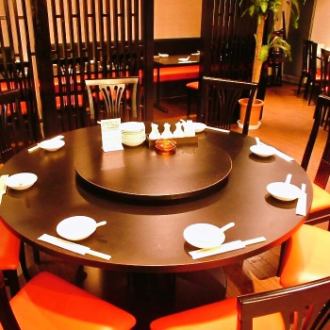 ご予約必須!!中華といったらコレ！大皿を真ん中に乗せて、クルクル♪便利で楽しい円卓を囲んでわいわいお食事！黒と赤のお洒落な空間に気分もあがります♪コース料理と共にお楽しみください。