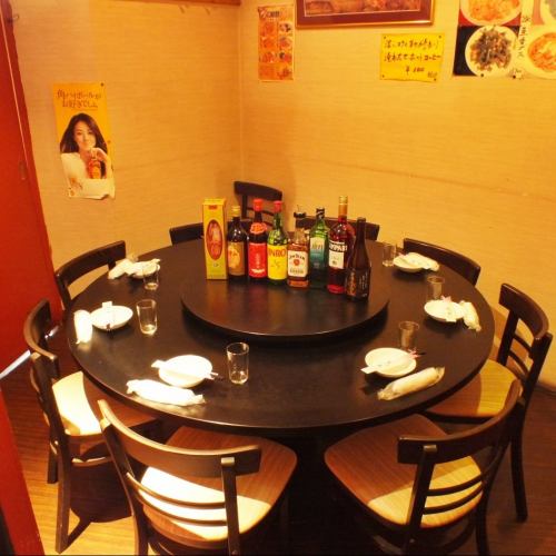 ご予約必須!!中華といったらコレ！大皿を真ん中に乗せて、クルクル♪便利で楽しい円卓を囲んでわいわいお食事！黒と赤のお洒落な空間に気分もあがります♪コース料理と共にお楽しみください。