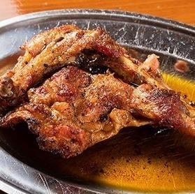 一度食べたら病みつきになること間違いなし！旨味抜群の骨付き鳥♪