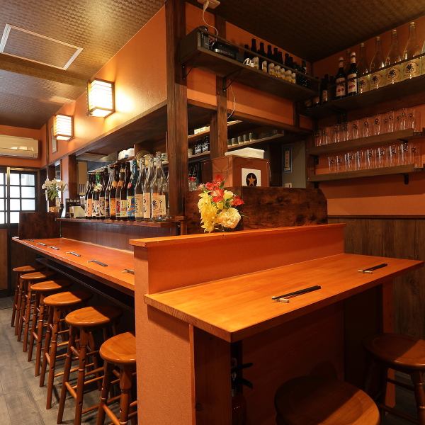 【宴会にも】木材をふんだんに使った店内には、広々とした4名様掛けのテーブル席をご用意しております◎温かなライティングと落ち着いた配色が調和し、心地よい空間を演出。アクセスも便利な立地にあり、会社の宴会や友人との集まり、特別な日のお祝いなど、さまざまなシーンにぴったり♪