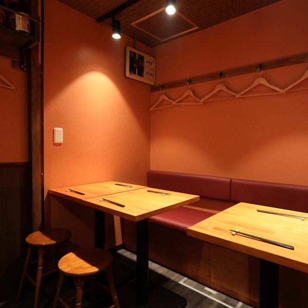 【落ち着いた店内】店内は木を基調としたやさしい色合いで統一し、ぬくもりを感じる落ち着いた雰囲気が魅力です。入口から席までの動線もスムーズで、ゆったりと過ごせます。駅から徒歩圏内でアクセス良好★リーズナブルな価格設定で立ち寄りやすく、サク飲みからしっかりとしたお食事まで幅広く利用可能◎