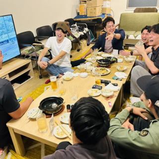 4名様から承っています。各種、セミナーやママ友会、趣味の集まり等にお使いいただけます。開放的なウッドデッキ付で、大変便利で使い心地の使い勝手のいいお部屋となっております。