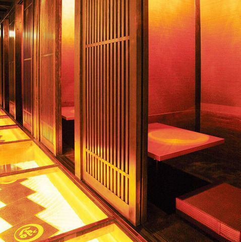 The private couple's seating area for two people is recommended for dates.