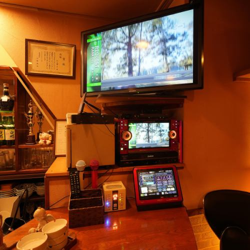 <p>店内にはDAMのカラオケを完備しており、仲間同士で盛り上がるのはもちろん、一人カラオケにも最適。音響が良く歌いやすい環境で、好きな歌を思いきり楽しめます。食事もお酒も一緒に味わえる、使い勝手抜群のエンタメ空間です。</p>