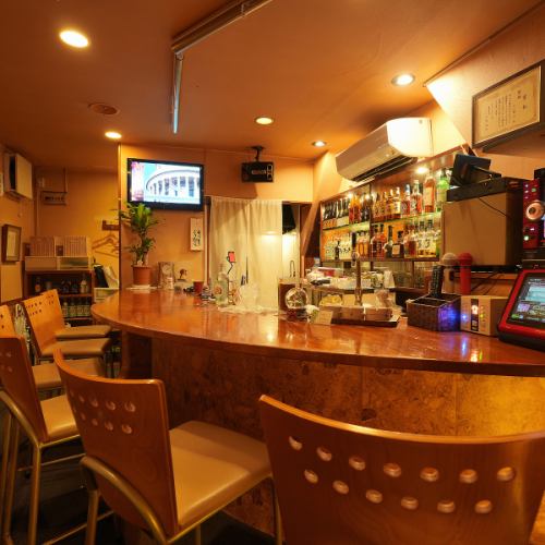 <p>ほどよい距離感のカウンター席では、オーナーと会話を楽しみながらゆったりと過ごせるのが魅力。ひとりでふらっと立ち寄って軽く飲むのにも最適で、自然と常連になってしまう居心地の良さが広がる温かな空間です。</p>