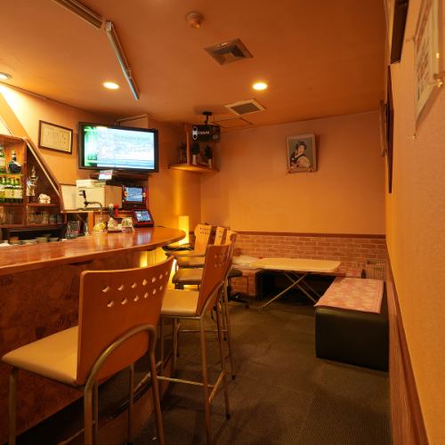 <p>少人数の飲み会から最大13名までのグループ利用まで対応できる柔軟な空間。友人同士の集まりやお祝い、職場の仲間との気軽な宴会にぴったり。程よい広さで一体感が生まれ、どんなシーンでも使いやすいのが魅力です。</p>