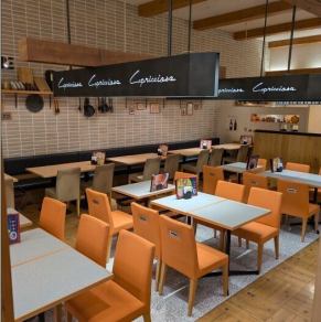 広々としたお席でファミリー、女子会などにご利用いただけます。