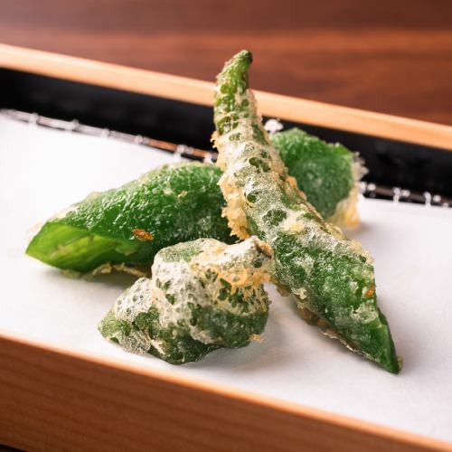 Carefully fried tempura using seasonal ingredients.