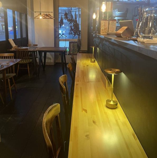 We also have counter seats, so solo diners are welcome! We also recommend it for a quick drink!