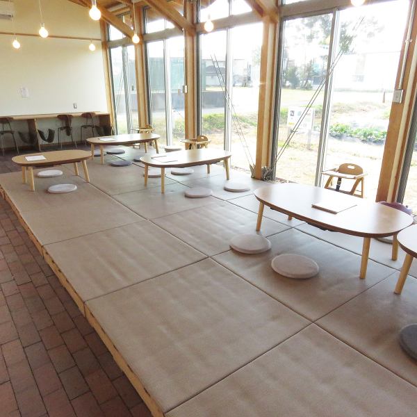 【カウンター席・テーブル席・座敷席】木の温もりが感じられる温かみのある当店は、開放感たっぷりで明るくオシャレな雰囲気です。お子様連れでもゆっくりと過ごしていただけるよう、キッズランチのほか絵本やおもちゃなども完備しております。心も体もリラックスできる、温かい時間をお過ごしください♪