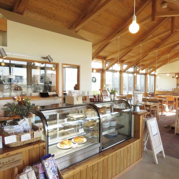 【畑のあるカフェLEAF】お客様の様々なニーズにお応えするため、カウンター席やテーブル席、お座敷など、多様なタイプのお席をご用意しております。さらに、お車でのご来店でも安心の20台以上の広々とした駐車場を完備しておりますので、ぜひお気軽にご利用くださいませ。