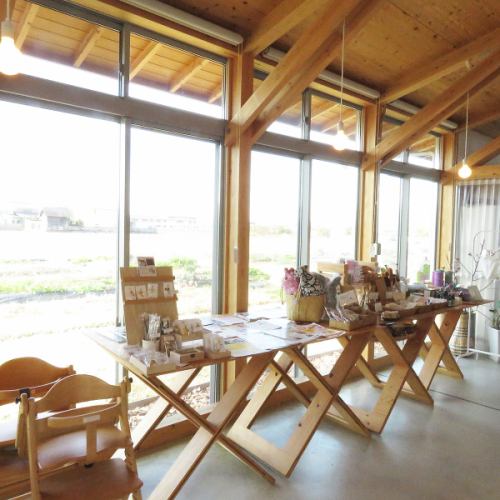 店内は明るく開放的な空間