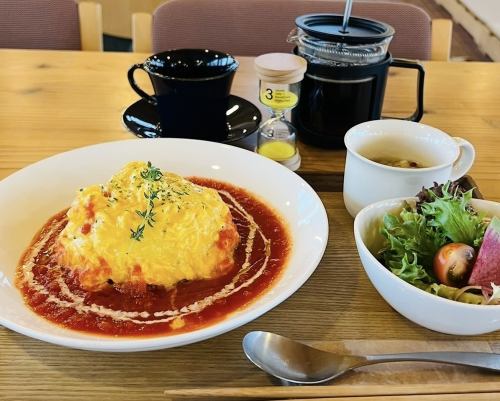 用純種日本雞新鮮產下的雞蛋製成的蓬鬆香滑的蛋包飯（含湯和飲料）