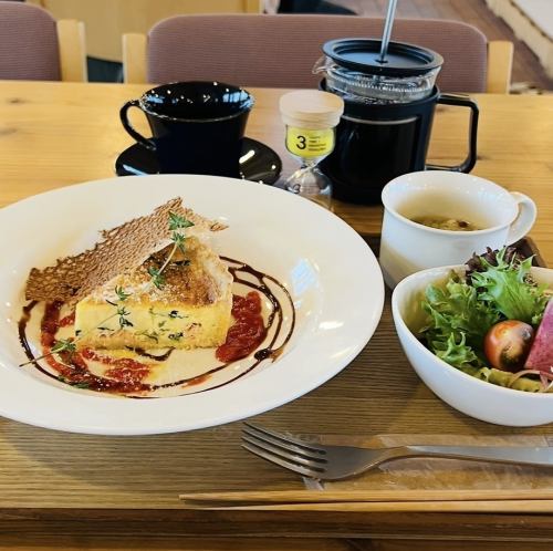 美味的北海道鮭魚和時令蔬菜乳蛋餅（含湯和飲料）