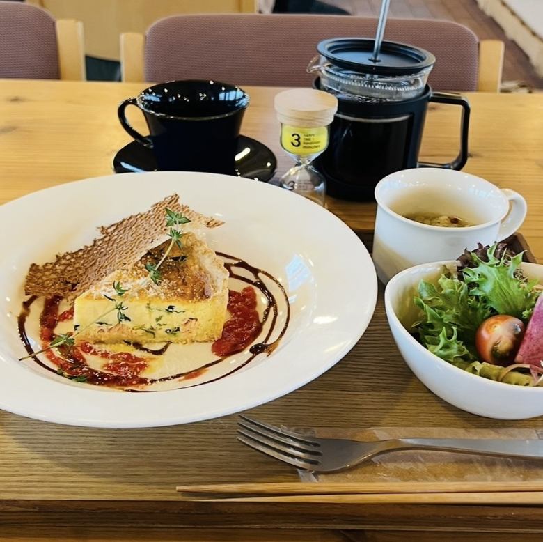 美味的北海道鮭魚和時令蔬菜乳蛋餅（含湯和飲料）