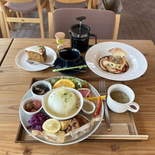 <每日限量 20 份> 豐盛的菜餚，包含完整的蔬菜、綠葉蔬菜和新鮮雞蛋。