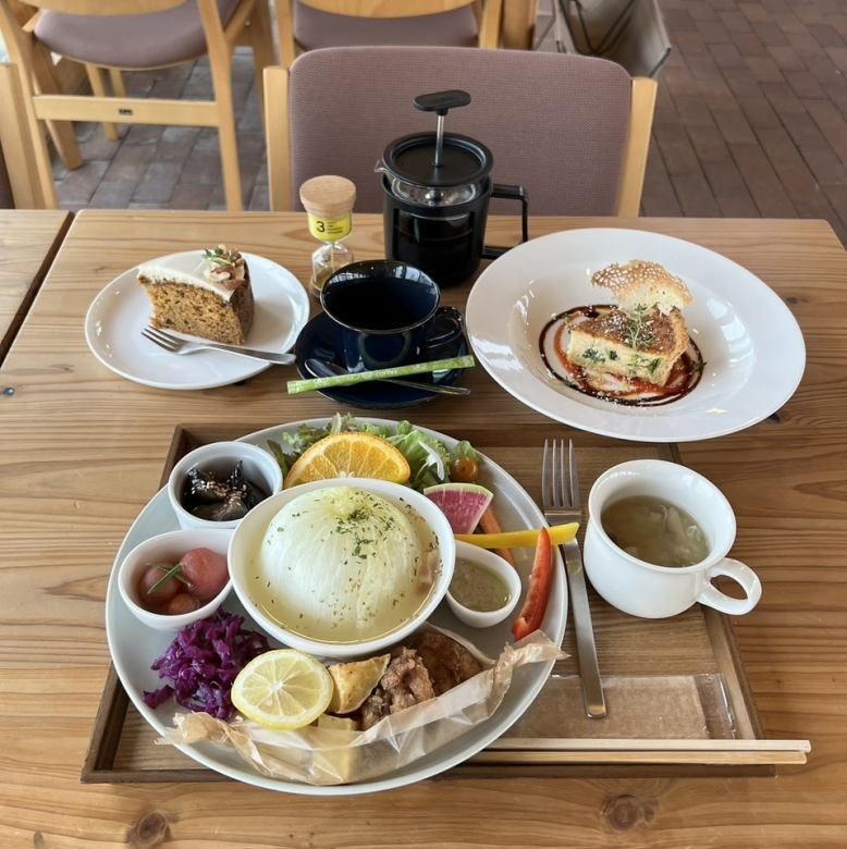 <每日限量 20 份> 豐盛的菜餚，包含完整的蔬菜、綠葉蔬菜和新鮮雞蛋。