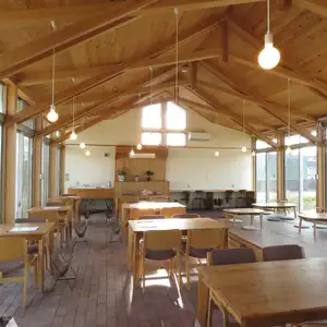 We have tables available for 2 people and tables for 4 people.