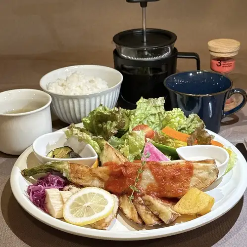 新鲜出炉、入口即化的白茄子饼（配汤和饮料）