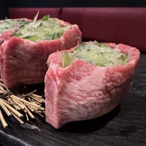 Tongue wrapped in green onions (1 piece)
