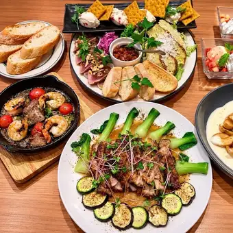 【新式小酒館稻草烤女學生聚會套餐】4,990日圓。平日4人以上團體可享1人免費！