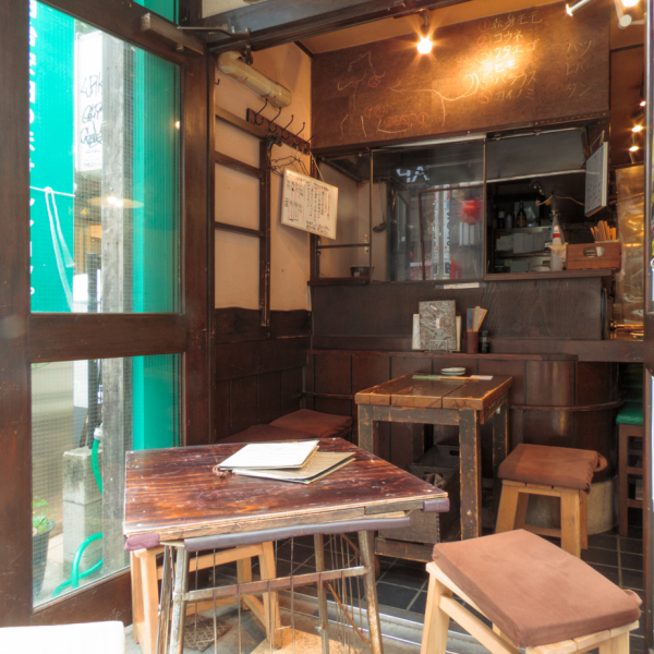 Terrace seats are under the roof, so you can use them even in the rain.During the cold season, the space is surrounded by vinyl curtains, a stove and kotatsu seats to keep you warm.Open during the warm season