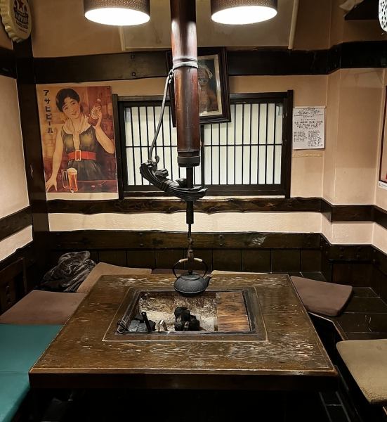 Seats at a hearth table for 4 to 8 people.Maintaining the Showa era atmosphere, the seats and tables are low and comfortable.In the cold season, put charcoal in it, and in the warm season, cover it with a top plate to keep the oden warm, and use it as a large table seat.
