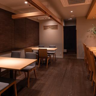 親しい仲間や家族とのひとときを。４人掛けのテーブル席では、プライベート感溢れる空間で、ゆったりとした食事の時間をお楽しみいただけます。季節ごとに変わるメニューと共にご歓談をお楽しみください