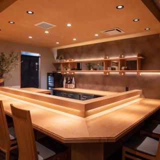 料理の芸術を目の前で。当店のカウンター席では、熟練の職人が織りなす料理のプロセスを間近でご覧いただけます。季節の食材が芸術作品へと変わる瞬間を、目で味わいながら、五感で楽しむ特別な時間をお過ごしください。