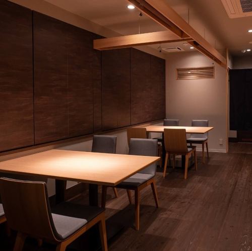 4名様用のテーブル席は、程よくプライベート感があり、ゆったりとお食事をお楽しみいただける空間です。季節ごとに変わる旬のメニューと共に、心温まるひとときをお過ごしください。
