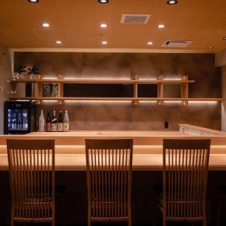 カウンター席では、熟練の職人が丁寧に仕上げる料理の一つひとつを間近でご覧いただけます。季節の食材が一皿の芸術へと昇華する瞬間を、目で楽しみ、香りや音と共に五感で味わう――そんな特別な時間をお過ごしください。