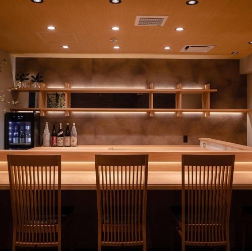 カウンター席では、熟練の職人が丁寧に仕上げる料理の一つひとつを間近でご覧いただけます。季節の食材が一皿の芸術へと昇華する瞬間を、目で楽しみ、香りや音と共に五感で味わう――そんな特別な時間をお過ごしください。