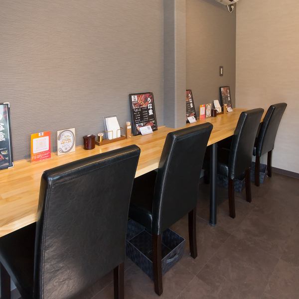 当店のカウンター席は4席ご用意しており、しっぽりとお酒を楽しむお客様に最適な空間です。並んで会話を楽しみながらこだわりの鰻をお楽しみいただけます。落ち着いた雰囲気の中で、友人との会話や一人の時間を大切にすることができます。