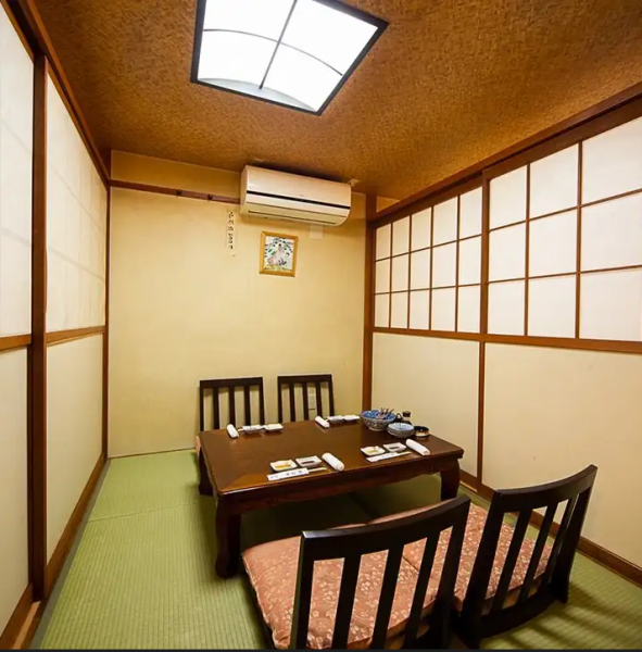 Each private tatami room can accommodate up to 2 people, so it's perfect for dining with your loved ones.You can relax.